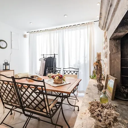 Violet Apartment