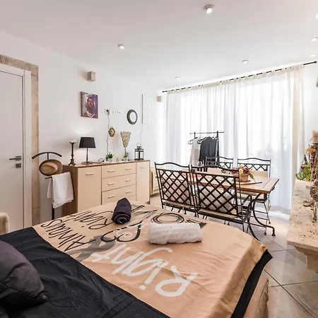 Violet Apartment