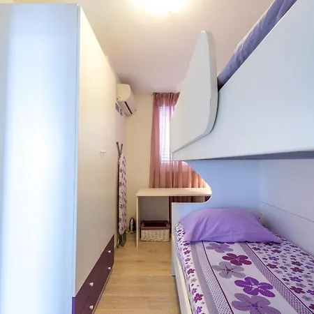 Violet دوبروفينك